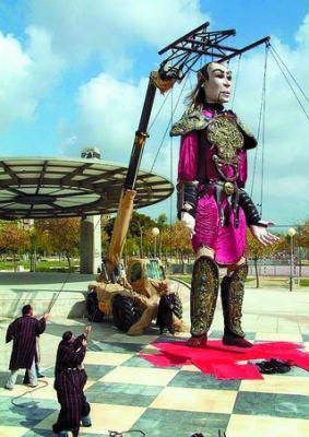 Una marioneta gigante mueve los hilos de la próxima Noche Blanca